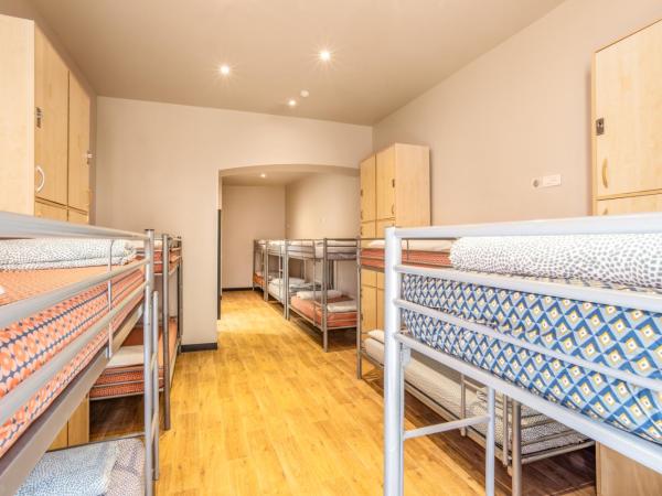Villa Saint Exupery Beach Hostel : photo 2 de la chambre lit simple dans un dortoir mixte de 14 lits