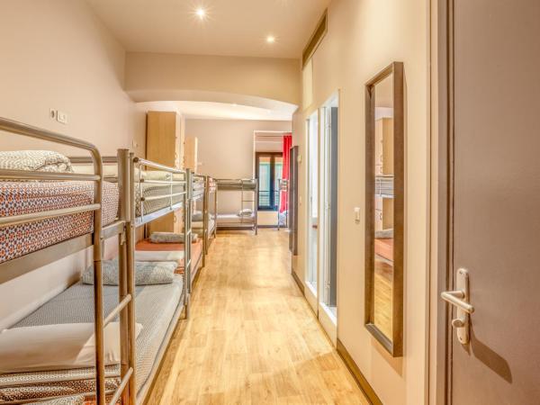 Villa Saint Exupery Beach Hostel : photo 1 de la chambre lit simple dans un dortoir mixte de 14 lits