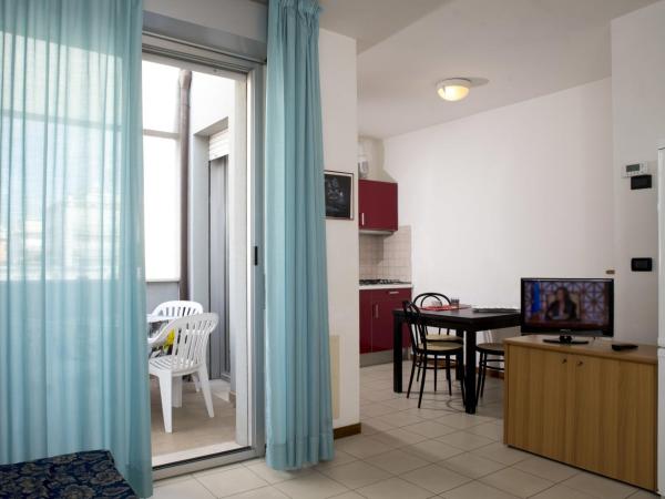 Residence Villa Azzurra : photo 1 de la chambre appartement supérieur 1 chambre avec terrasse

