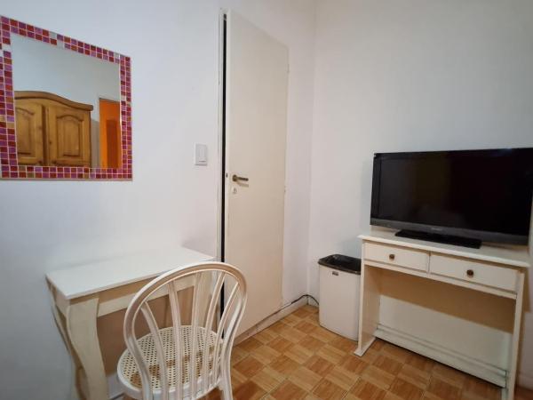 Hostel Estoril : photo 5 de la chambre chambre lits jumeaux avec salle de bains