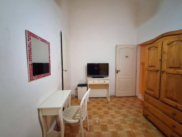 Hostel Estoril : photo 4 de la chambre chambre lits jumeaux avec salle de bains