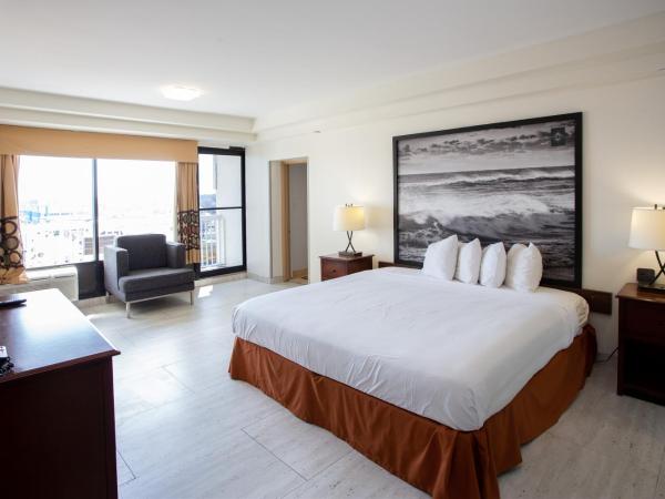 Aqua Vista Resort Hotel : photo 4 de la chambre chambre lit king-size de luxe - non-fumeurs - vue partielle sur océan