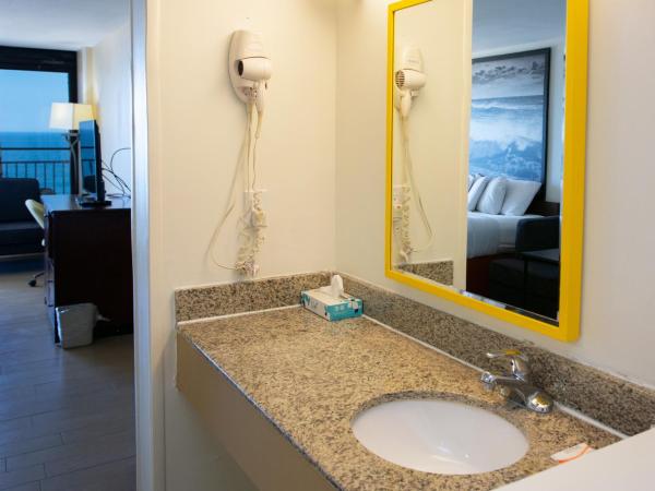 Aqua Vista Resort Hotel : photo 1 de la chambre chambre lit king-size supérieure - non-fumeurs - côté océan