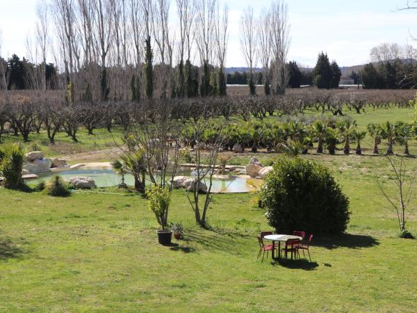 Mas des Cerisiers SPA-SAUNA inclus pour tous les logements : photo 8 de la chambre chambre double avec salle de bains privative