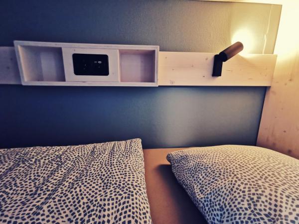 Backpackers Luzern : photo 5 de la chambre lit simple dans dortoir mixte de 4 lits avec salle de bains commune