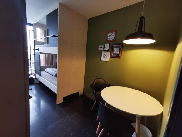 Backpackers Luzern : photo 6 de la chambre lit simple dans dortoir pour hommes de 2 lits avec salle de bains commune