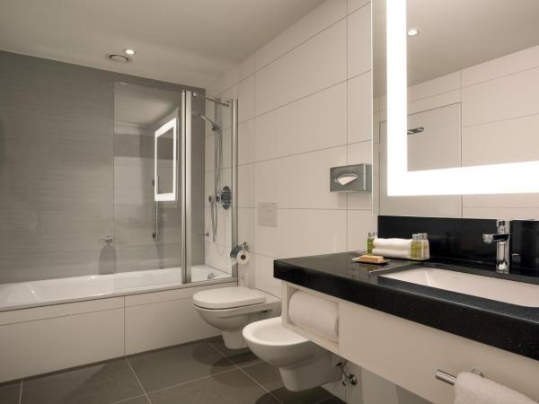 DoubleTree by Hilton Luxembourg : photo 9 de la chambre suite lit king-size avec kitchenette