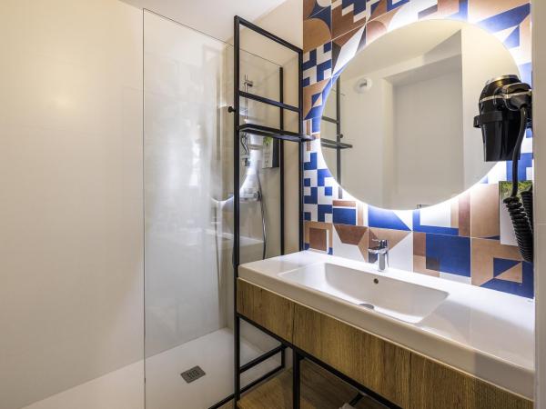 Campanile Perpignan Nord - Aéroport : photo 2 de la chambre chambre triple (1 lit double et 1 lit simple)