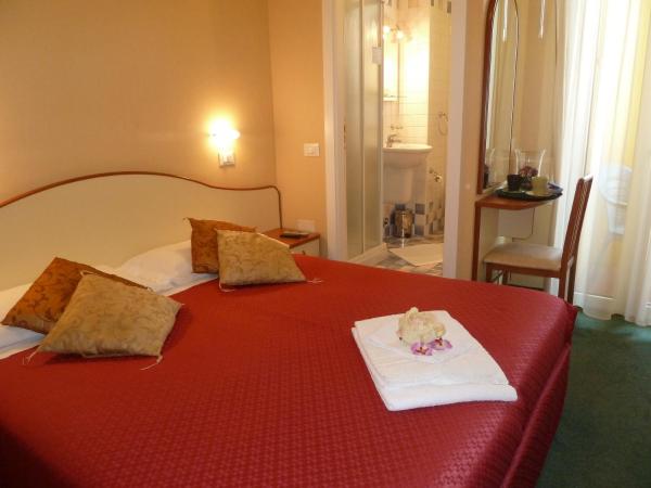 Hotel Crosal : photo 3 de la chambre chambre double - vue partielle sur mer.