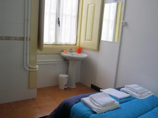Alojamento Local Duarte's : photo 2 de la chambre chambre double avec salle de bains séparée