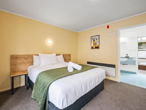 Fenton Court Motel : photo 2 de la chambre studio avec jacuzzi (Étage inférieur)