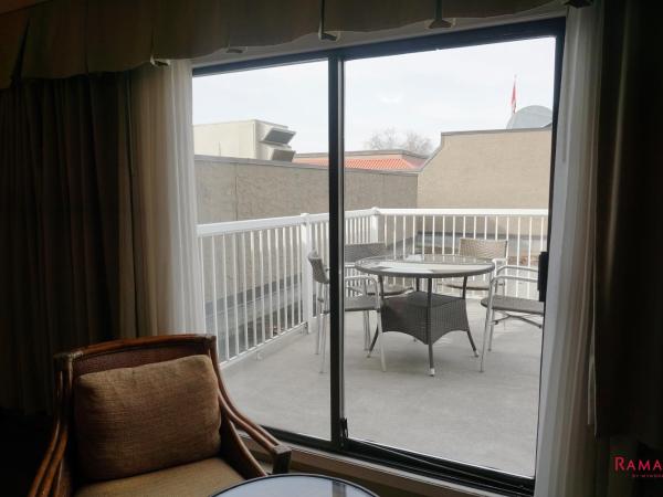 Ramada by Wyndham Kelowna Hotel & Conference Center : photo 4 de la chambre polynesian studio king suite - non-smoking