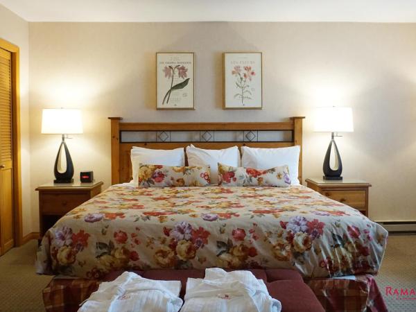 Ramada by Wyndham Kelowna Hotel & Conference Center : photo 1 de la chambre mountain lodge studio king suite - non-smoking