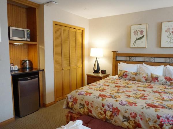 Ramada by Wyndham Kelowna Hotel & Conference Center : photo 5 de la chambre mountain lodge studio king suite - non-smoking