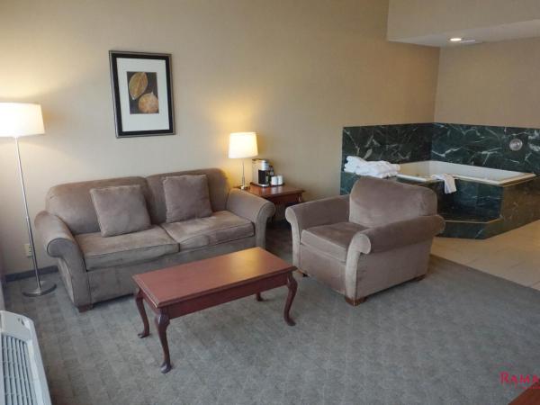 Ramada by Wyndham Kelowna Hotel & Conference Center : photo 2 de la chambre suite lit king-size deluxe loft avec bain à remous
