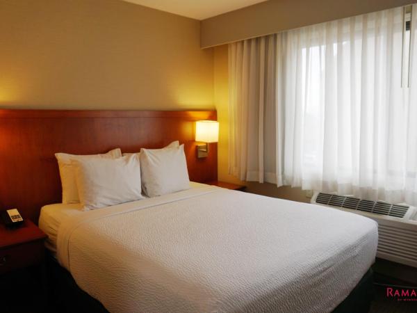 Ramada by Wyndham Kelowna Hotel & Conference Center : photo 2 de la chambre suite 1 chambre lit queen-size avec canapé-lit