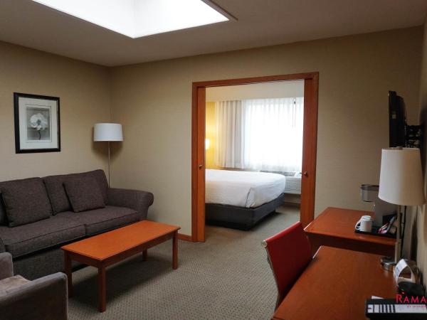 Ramada by Wyndham Kelowna Hotel & Conference Center : photo 1 de la chambre suite 1 chambre lit queen-size avec canapé-lit