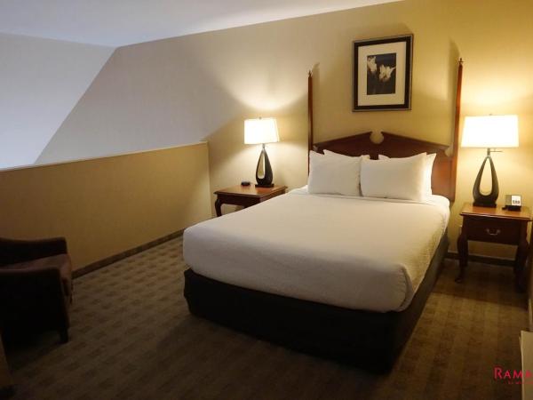 Ramada by Wyndham Kelowna Hotel & Conference Center : photo 5 de la chambre loft queen suite with two queen beds - non-smoking