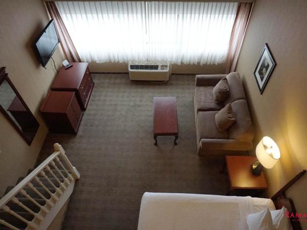 Ramada by Wyndham Kelowna Hotel & Conference Center : photo 4 de la chambre loft queen suite with two queen beds - non-smoking