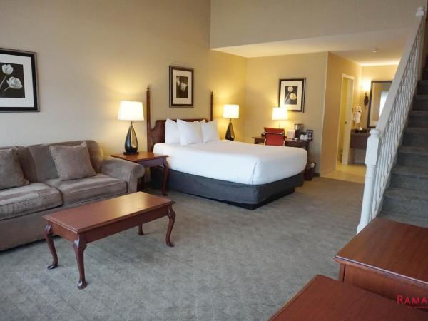 Ramada by Wyndham Kelowna Hotel & Conference Center : photo 2 de la chambre loft queen suite with two queen beds - non-smoking