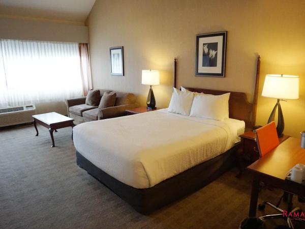 Ramada by Wyndham Kelowna Hotel & Conference Center : photo 1 de la chambre loft queen suite with two queen beds - non-smoking