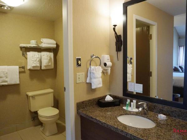 Ramada by Wyndham Kelowna Hotel & Conference Center : photo 6 de la chambre loft queen suite with two queen beds - non-smoking