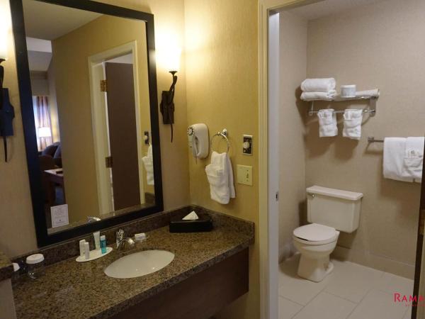 Ramada by Wyndham Kelowna Hotel & Conference Center : photo 3 de la chambre suite lit queen-size loft - non-fumeurs