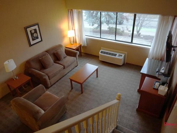 Ramada by Wyndham Kelowna Hotel & Conference Center : photo 2 de la chambre suite lit queen-size loft - non-fumeurs
