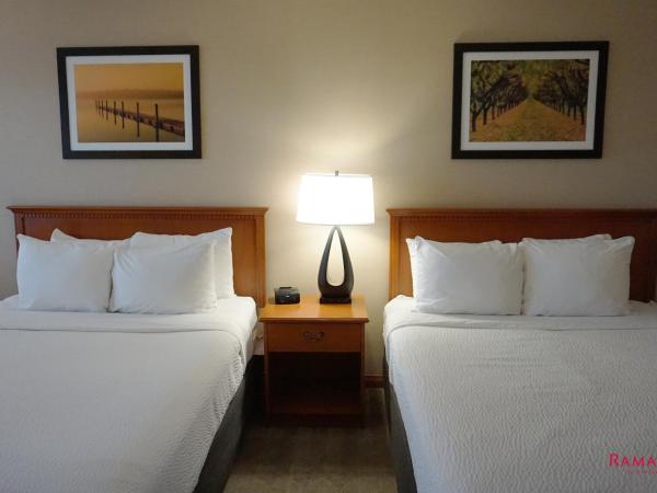 Ramada by Wyndham Kelowna Hotel & Conference Center : photo 2 de la chambre chambre 2 lits queen-size - non-fumeurs