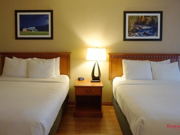 Ramada by Wyndham Kelowna Hotel & Conference Center : photo 3 de la chambre chambre avec 2 lits queen-size - animaux domestiques admis - non-fumeurs