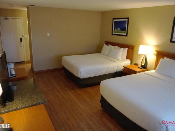 Ramada by Wyndham Kelowna Hotel & Conference Center : photo 2 de la chambre chambre avec 2 lits queen-size - animaux domestiques admis - non-fumeurs