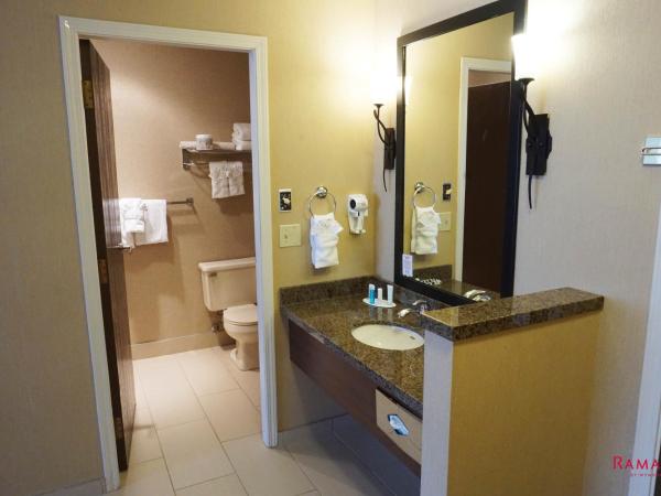 Ramada by Wyndham Kelowna Hotel & Conference Center : photo 5 de la chambre suite mezzanine lit king-size - non-fumeurs