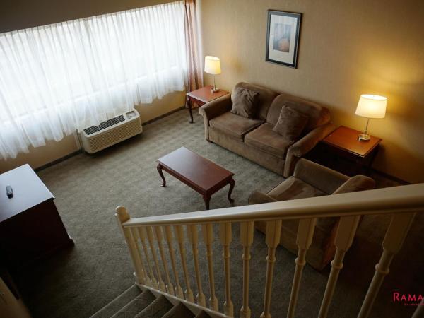 Ramada by Wyndham Kelowna Hotel & Conference Center : photo 3 de la chambre suite mezzanine lit king-size - non-fumeurs