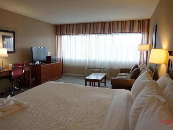 Ramada by Wyndham Kelowna Hotel & Conference Center : photo 4 de la chambre chambre lit king-size affaires - non-fumeurs