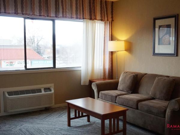 Ramada by Wyndham Kelowna Hotel & Conference Center : photo 1 de la chambre chambre lit king-size affaires - non-fumeurs