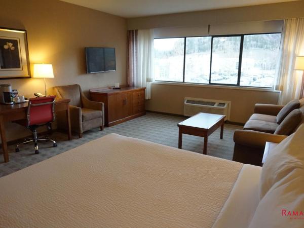 Ramada by Wyndham Kelowna Hotel & Conference Center : photo 2 de la chambre chambre lit queen-size affaires - non-fumeurs