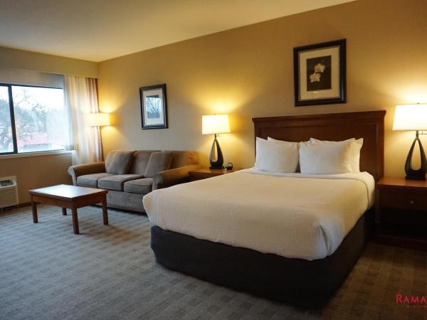 Ramada by Wyndham Kelowna Hotel & Conference Center : photo 1 de la chambre chambre lit queen-size affaires - non-fumeurs