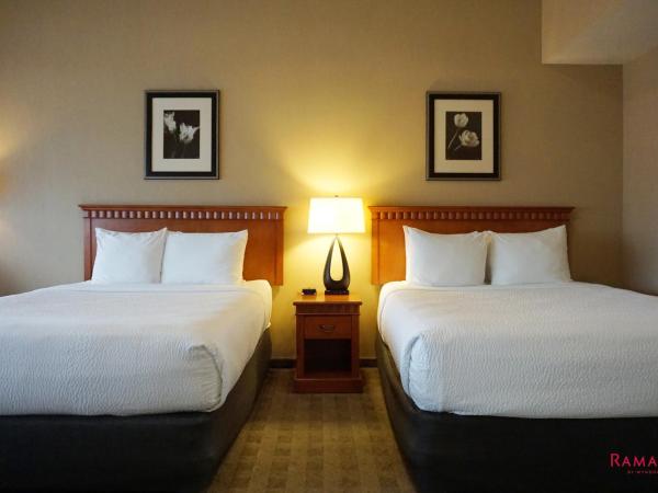 Ramada by Wyndham Kelowna Hotel & Conference Center : photo 2 de la chambre chambre affaires avec 2 lits queen-size - non-fumeurs