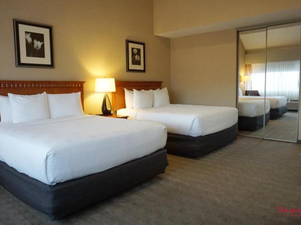 Ramada by Wyndham Kelowna Hotel & Conference Center : photo 3 de la chambre chambre affaires avec 2 lits queen-size - non-fumeurs