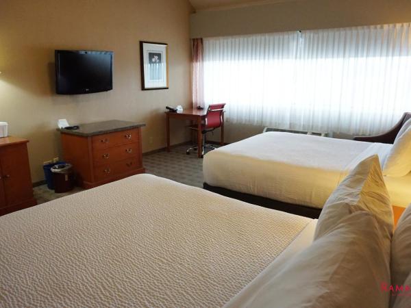 Ramada by Wyndham Kelowna Hotel & Conference Center : photo 4 de la chambre chambre affaires avec 2 lits queen-size - non-fumeurs