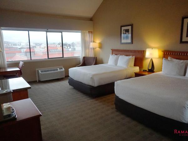 Ramada by Wyndham Kelowna Hotel & Conference Center : photo 1 de la chambre chambre affaires avec 2 lits queen-size - non-fumeurs