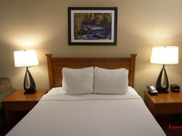 Ramada by Wyndham Kelowna Hotel & Conference Center : photo 4 de la chambre chambre lit queen-size avec baignoire - accessible aux personnes à mobilité réduite - non-fumeurs