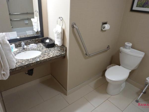 Ramada by Wyndham Kelowna Hotel & Conference Center : photo 3 de la chambre chambre lit queen-size avec baignoire - accessible aux personnes à mobilité réduite - non-fumeurs