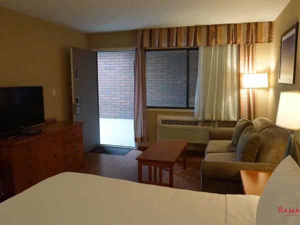 Ramada by Wyndham Kelowna Hotel & Conference Center : photo 2 de la chambre chambre lit queen-size avec baignoire - accessible aux personnes à mobilité réduite - non-fumeurs