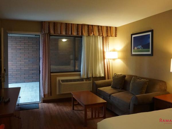 Ramada by Wyndham Kelowna Hotel & Conference Center : photo 7 de la chambre chambre lit queen-size avec baignoire - accessible aux personnes à mobilité réduite - non-fumeurs