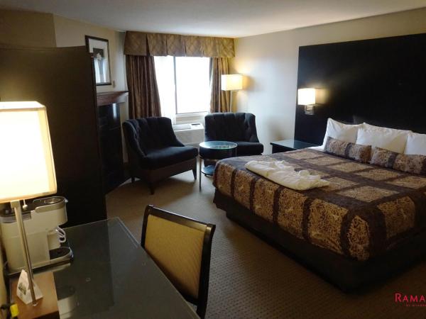 Ramada by Wyndham Kelowna Hotel & Conference Center : photo 1 de la chambre new york studio king suite - non-smoking