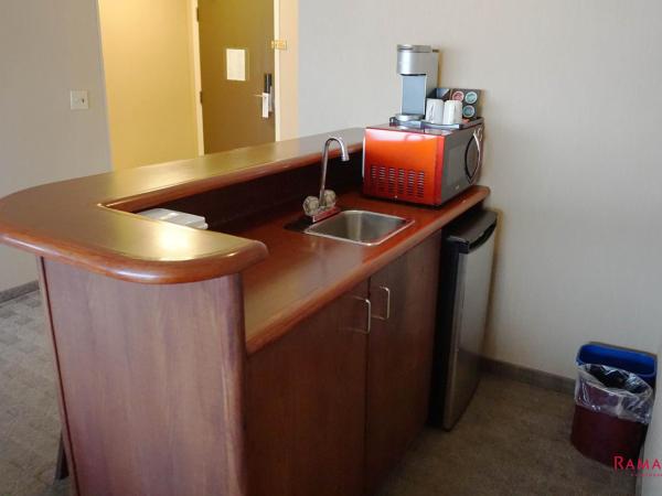 Ramada by Wyndham Kelowna Hotel & Conference Center : photo 7 de la chambre deluxe king loft suite - non-smoking