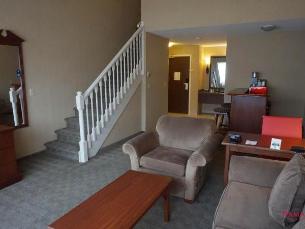 Ramada by Wyndham Kelowna Hotel & Conference Center : photo 3 de la chambre deluxe king loft suite - non-smoking