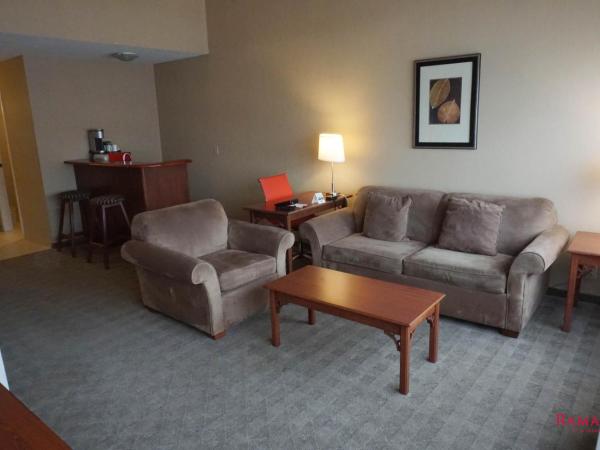 Ramada by Wyndham Kelowna Hotel & Conference Center : photo 5 de la chambre deluxe king loft suite - non-smoking