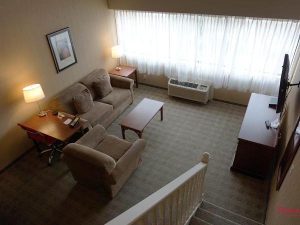 Ramada by Wyndham Kelowna Hotel & Conference Center : photo 4 de la chambre deluxe king loft suite - non-smoking